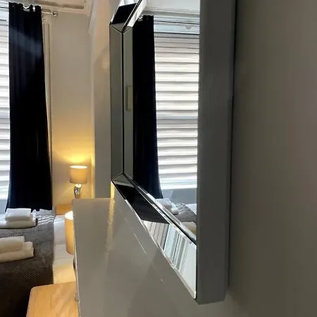 Flat 5 - 2 Bed Centre Affordable Quality *