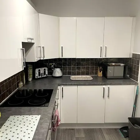 Flat 5 - 2 Bed Centre Affordable Quality