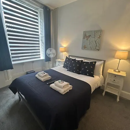 Flat 5 - 2 Bed Centre Affordable Quality