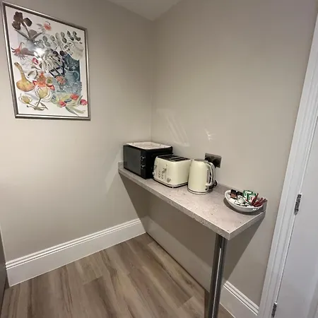 Flat 5 - 2 Bed Centre Affordable Quality