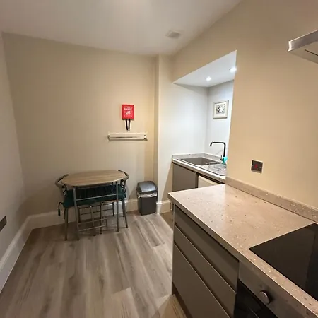 Flat 5 - 2 Bed Centre Affordable Quality