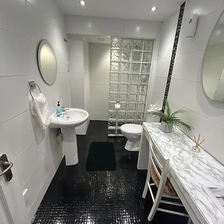 Flat 5 - 2 Bed Centre Affordable Quality *