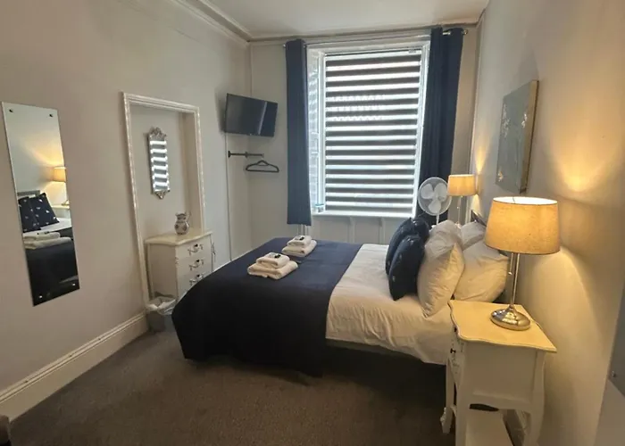 Flat 5 - 2 Bed Centre Affordable Quality *