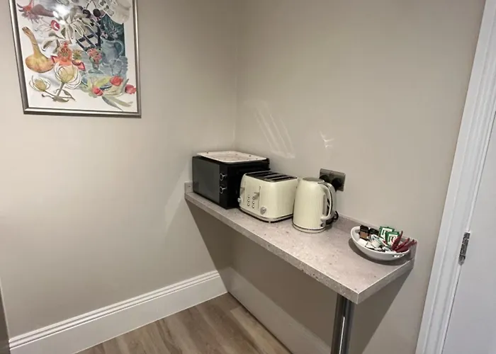 Flat 5 - 2 Bed Centre Affordable Quality