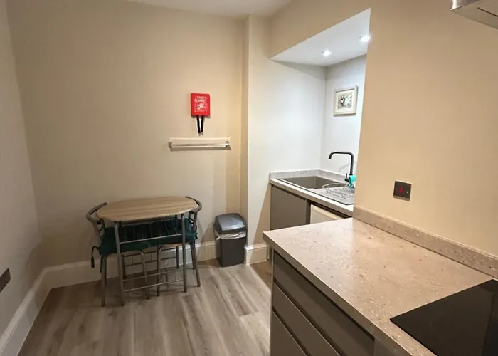 Flat 5 - 2 Bed Centre Affordable Quality