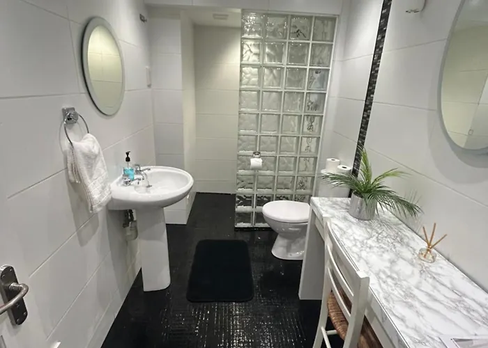 Flat 5 - 2 Bed Centre Affordable Quality *